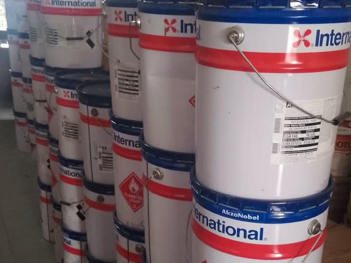 International Paint Gebinde auf Lager im Yunara Büro in Tanjung Uncang, Batam