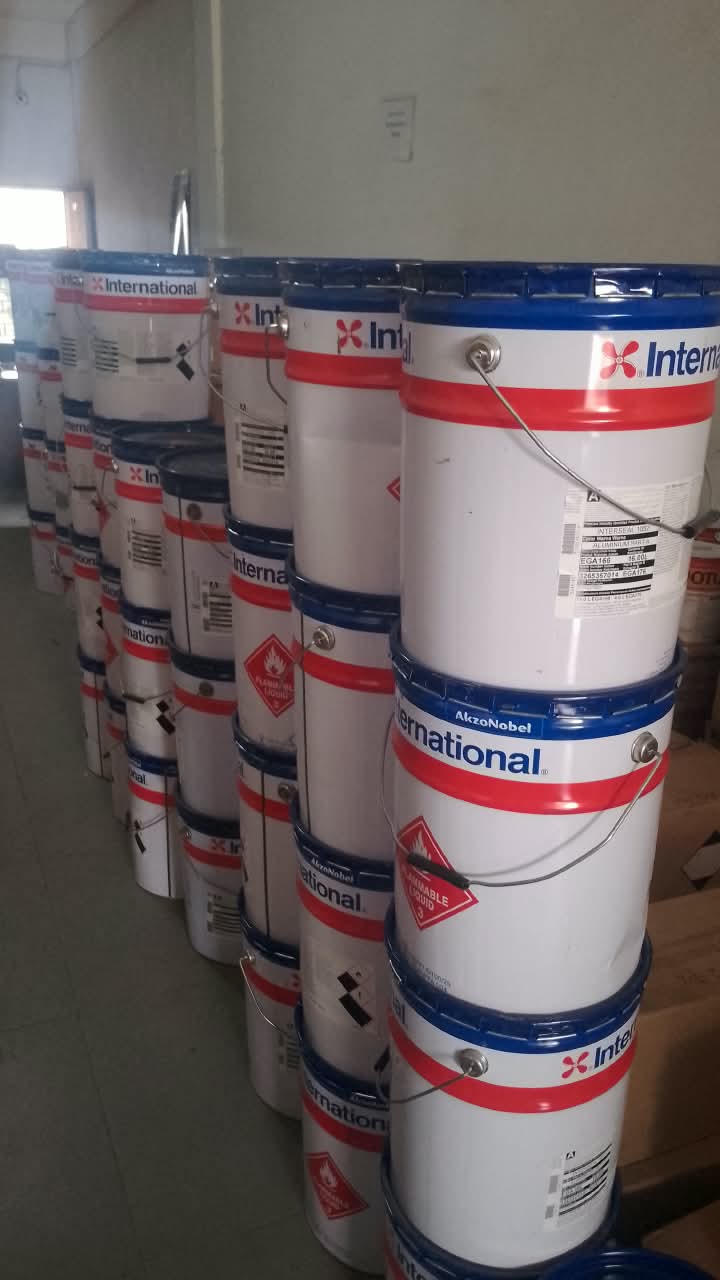 Gestapelte International Paint Gebinde auf Lager im Yunara Büro in Batam